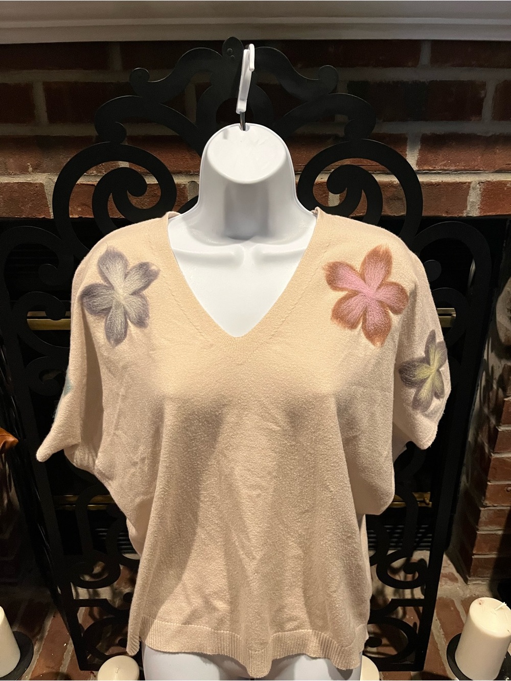 Aaeda V-Neck Cream Knit Top with Pastel Floral Appliqués Size:XL